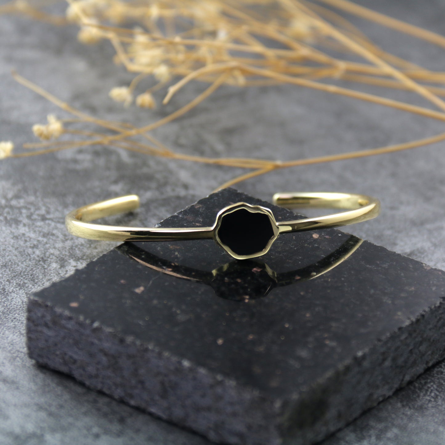CONFIDENCE - Black Onyx Single Stone Cuff (Gold)